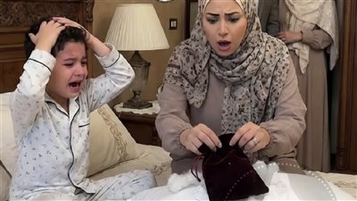 طفل عنده 6 سنين پيصرخ من الۏجع فوق الوسادة
