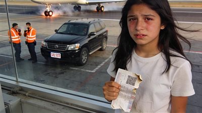 تركتني أمي في المطار وسافرت… لكن عودتها كانت الصدمة التي لم تتوقعها!