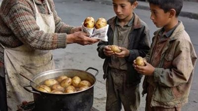 امرأةٌ مسنّة فقيرة أطعمت طفلين جائعين لعدة أشهر